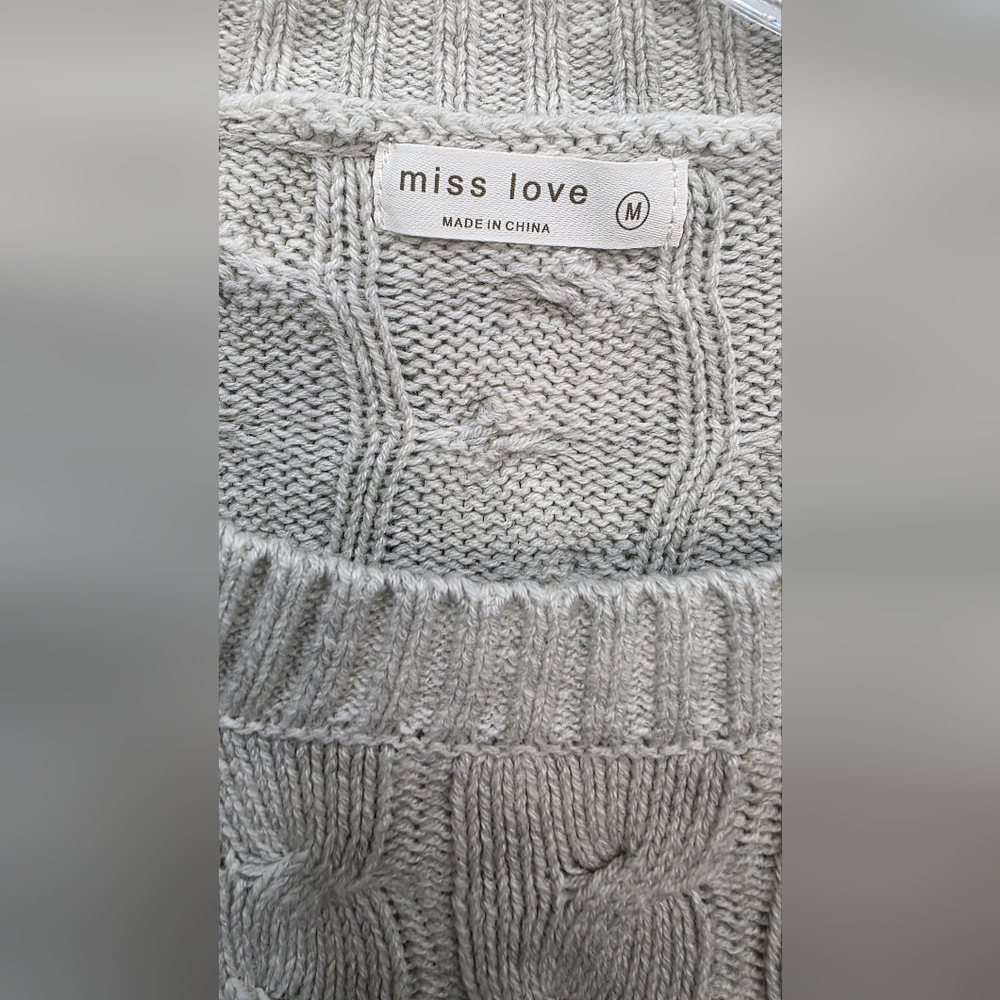 Women's NWOT Gray Cable Knit Crop Sweater - Picture 4 of 5